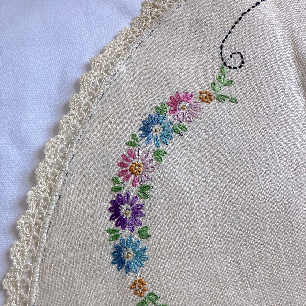 VINTAGE Embroidered Round Linen Tablecloth Diolies with Hand Embroidered… - Picture 3 of 8